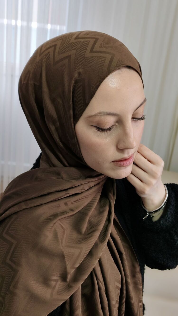 Zikzak Desenli Kahverengi Jakar Şal