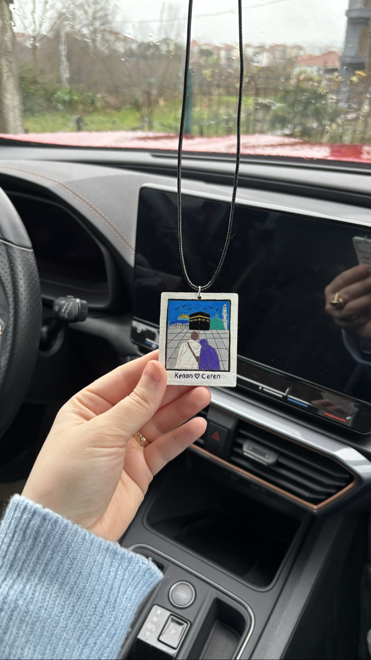 3 Mescitli Kabe’ye Bakan Çiftler Araba Süsü
