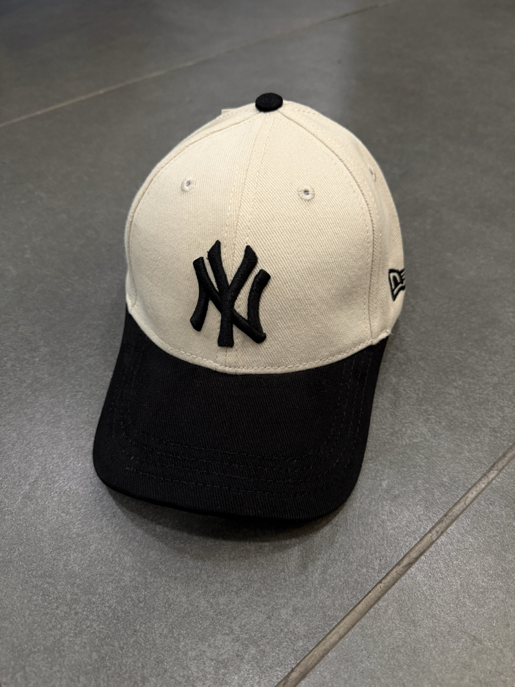 NY LOGO ŞAPKA KREM/SİYAH