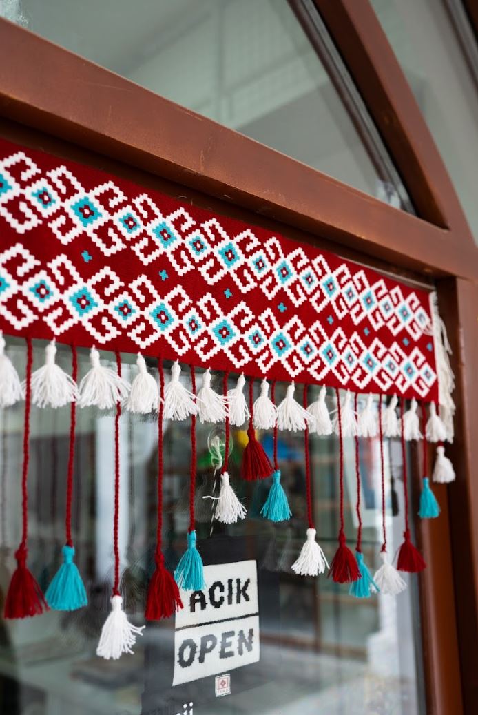 Akrep Motifli El Dokuması Kilim Kapı Süsü