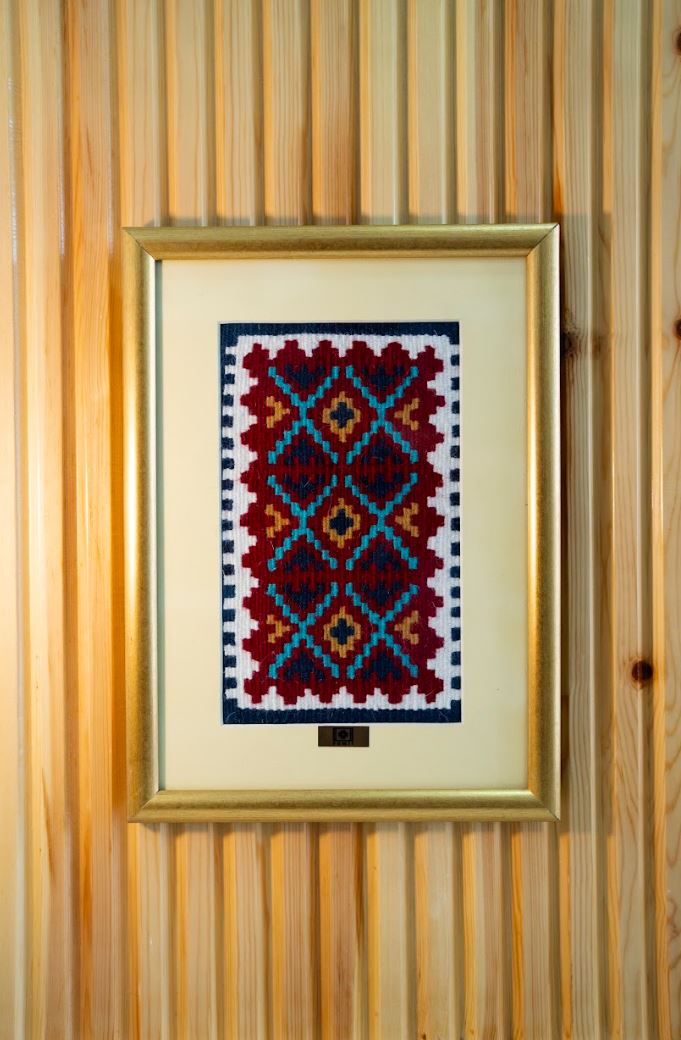 Taç Motifli El Dokuması Kilim Tablo