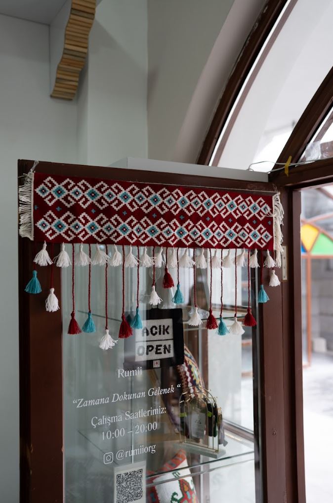 Akrep Motifli El Dokuması Kilim Kapı Süsü
