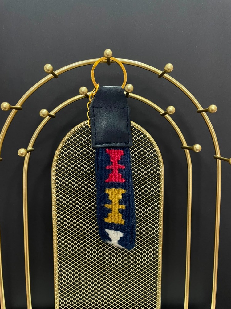 Kelebek Motifli El Dokuması Kilim Anahtarlık – Gece Mavisi Zemin