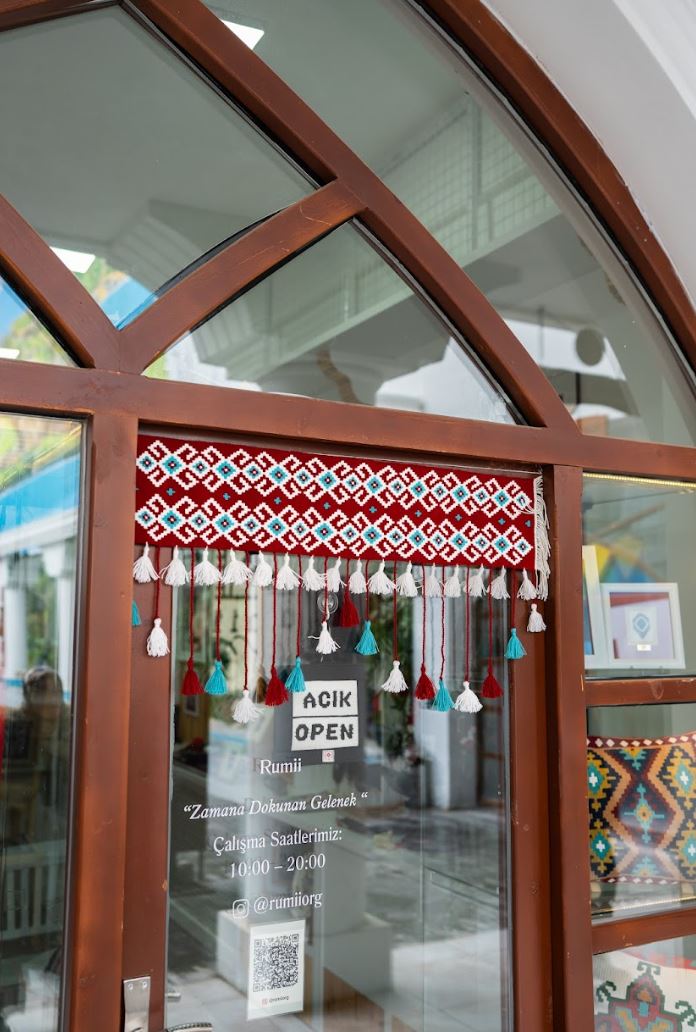 Akrep Motifli El Dokuması Kilim Kapı Süsü