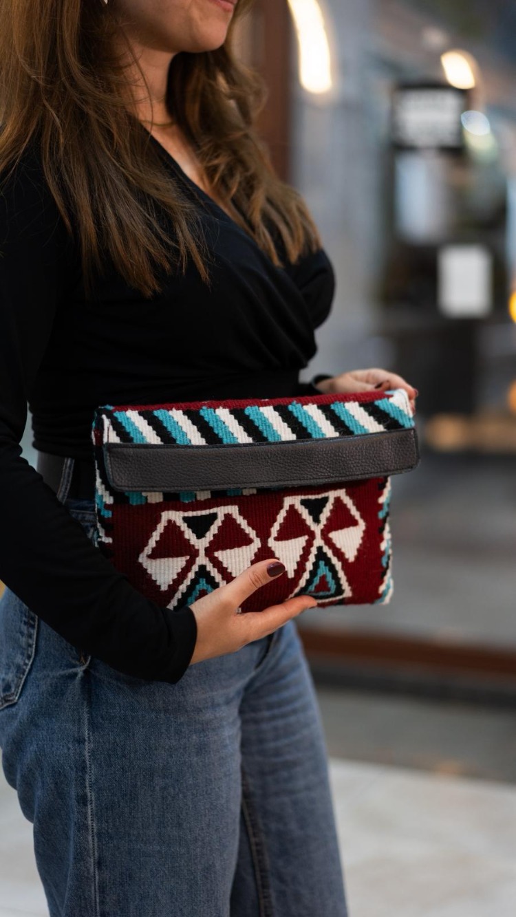 Hanımeli Koleksiyonu – Eli Belinde Motifli Clutch Çanta