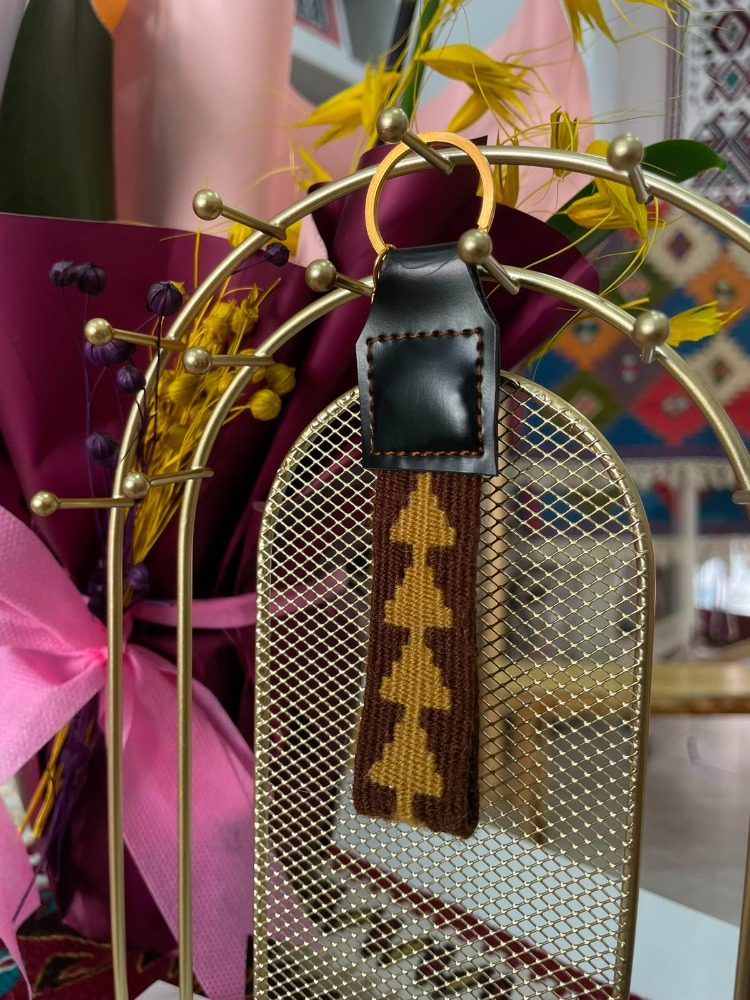 Hayat Ağacı Motifli El Dokuması Kilim Anahtarlık – Kahverengi-Hardal sarısı