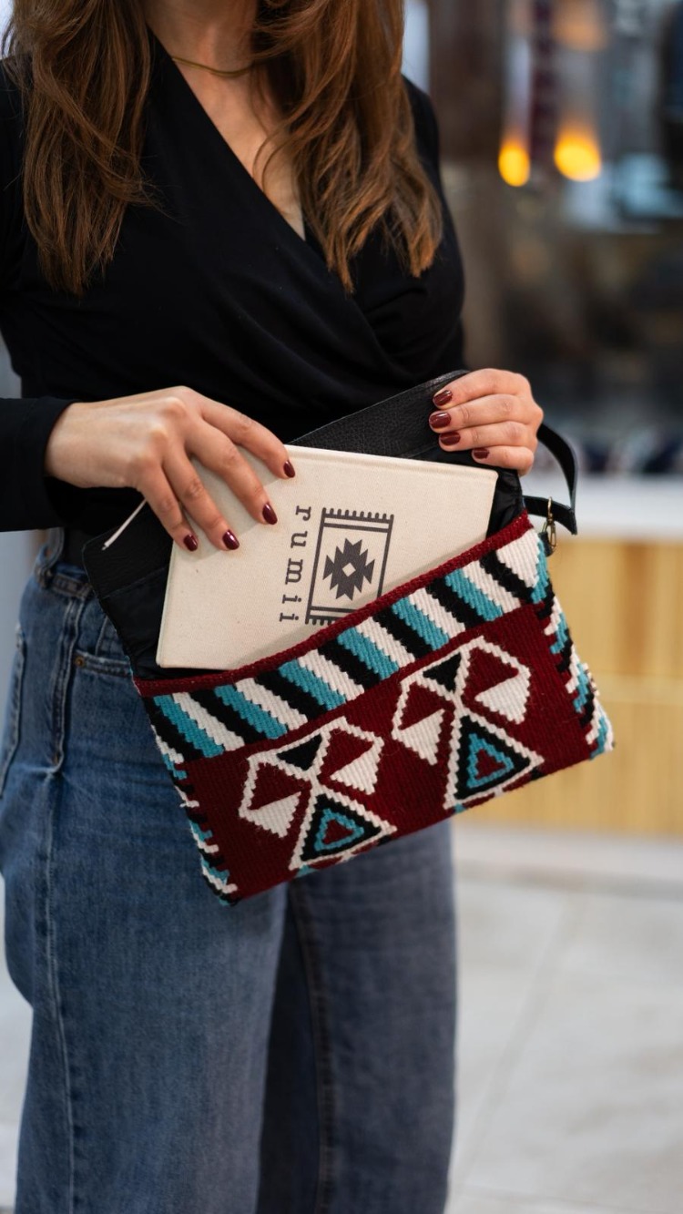 Hanımeli Koleksiyonu – Eli Belinde Motifli Clutch Çanta