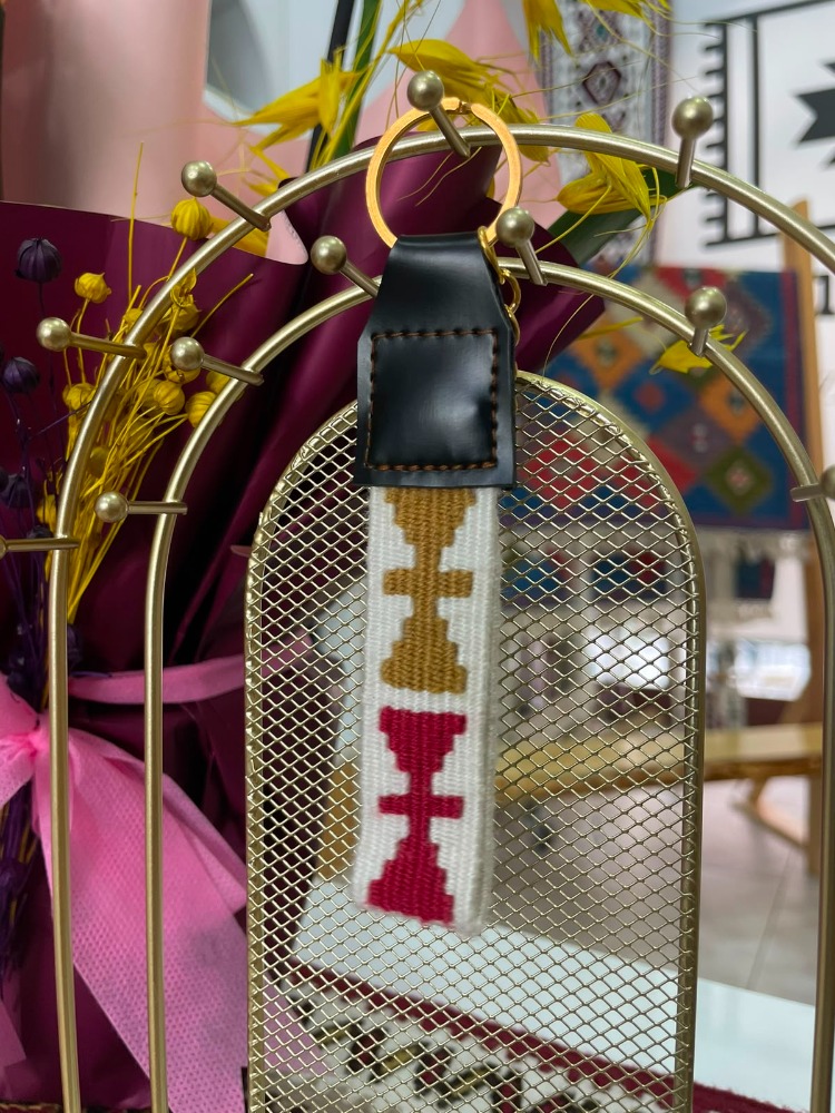Kelebek Motifli El Dokuması Kilim Anahtarlık – Beyaz/renkli