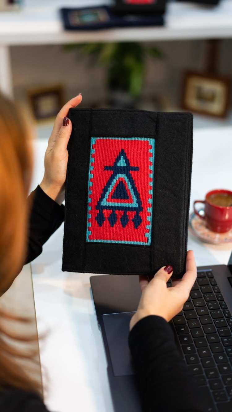 Muska Motifli El Dokuması Kitap – Defter – Ajanda Kılıfı (Kırmızı)