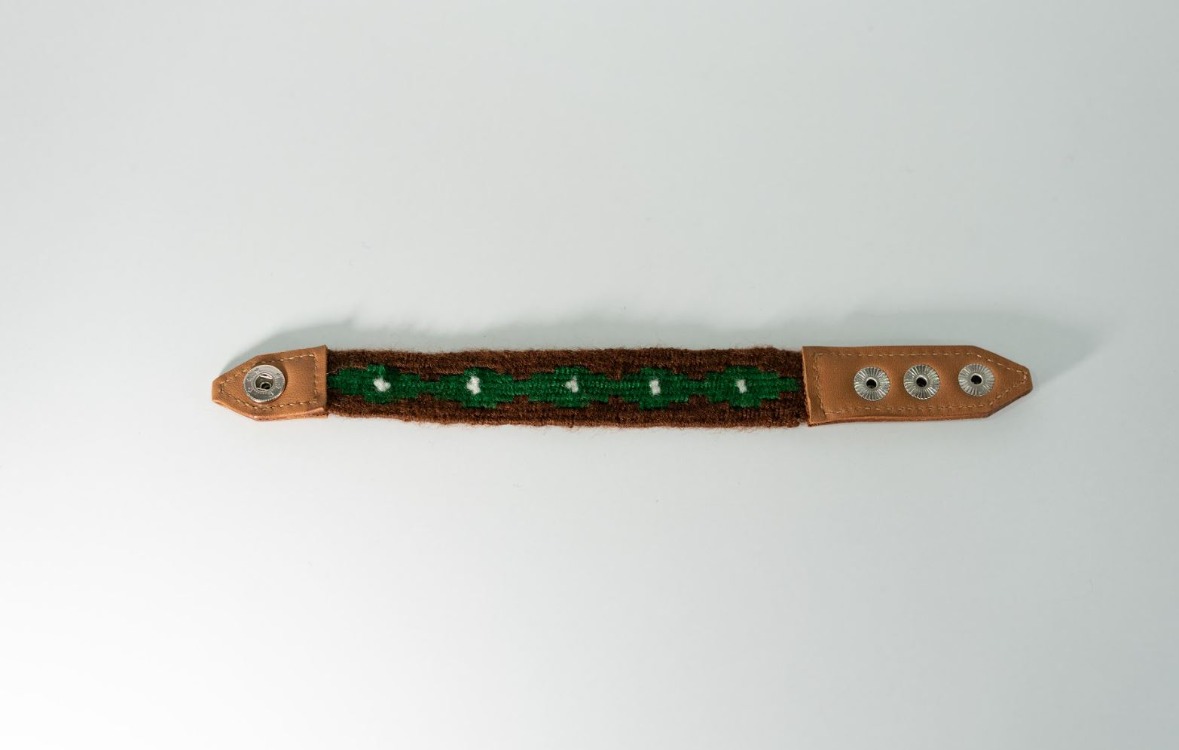 Su Yolu & Damla Motifli El Dokuması Kilim Bileklik – Yeşil & Kahverengi