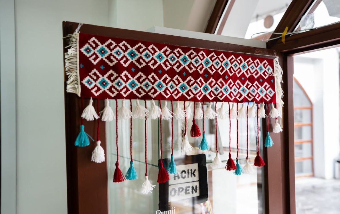 Akrep Motifli El Dokuması Kilim Kapı Süsü