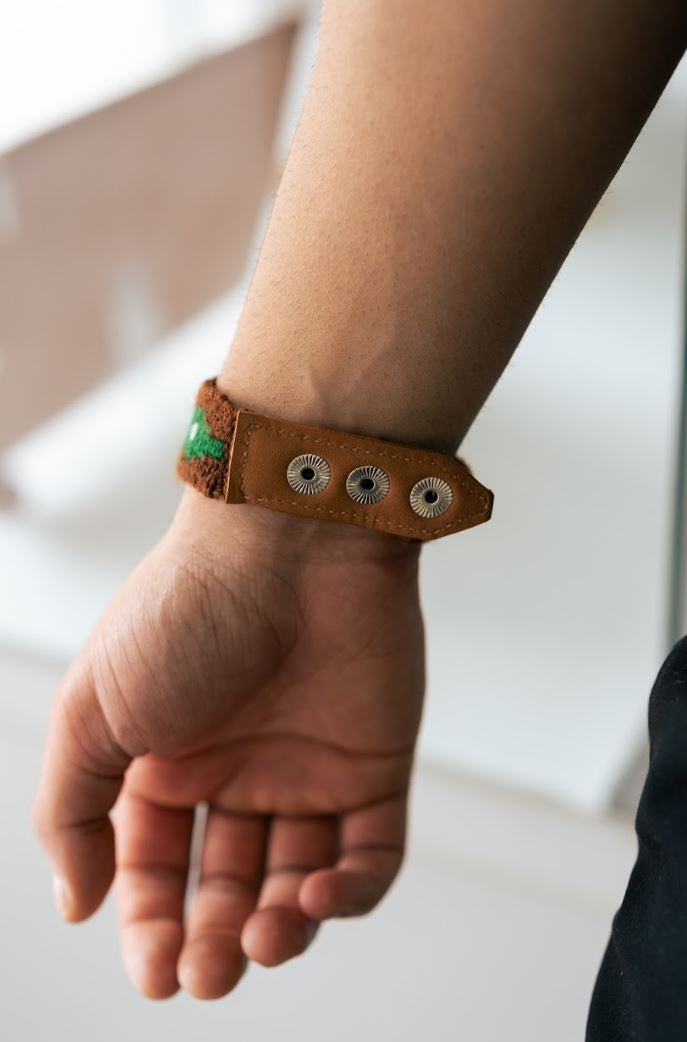 Su Yolu & Damla Motifli El Dokuması Kilim Bileklik – Yeşil & Kahverengi