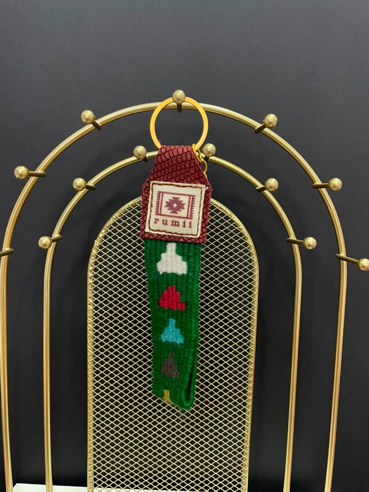 Hayat Ağacı Motifli El Dokuması Kilim Anahtarlık – Yeşil