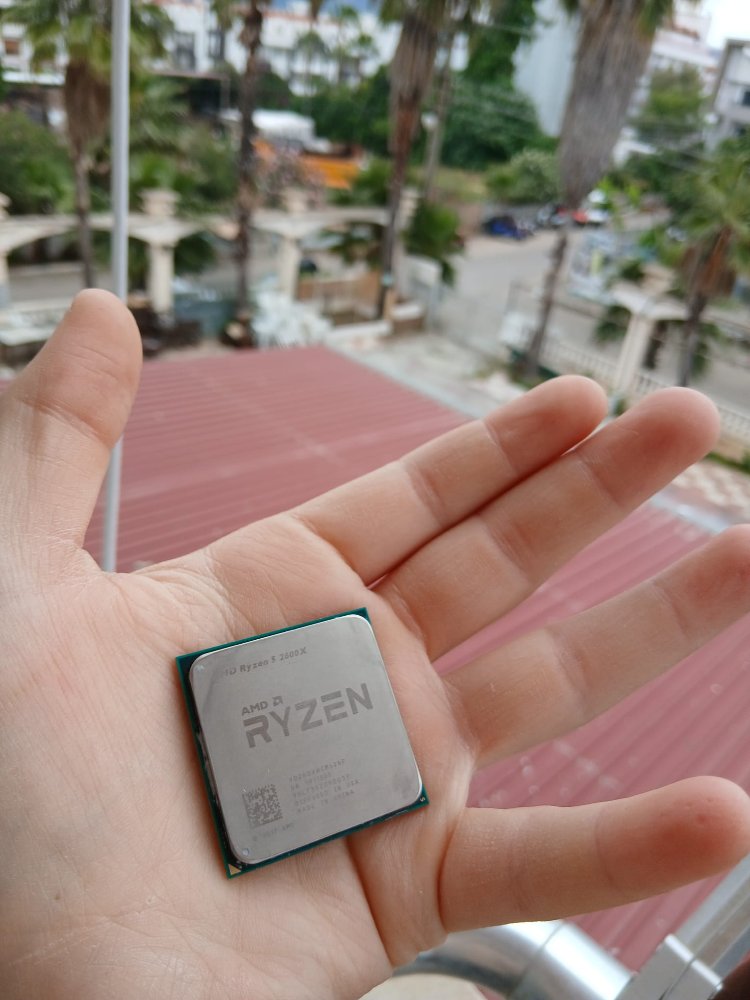 AMD RYZEN 5 2600X