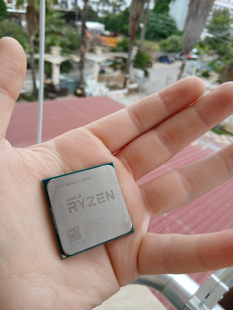 AMD RYZEN 5 2600X