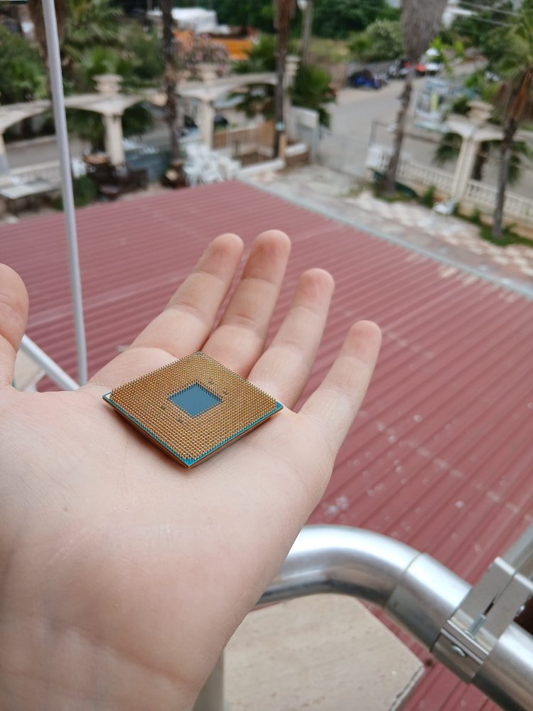 AMD RYZEN 5 2600X