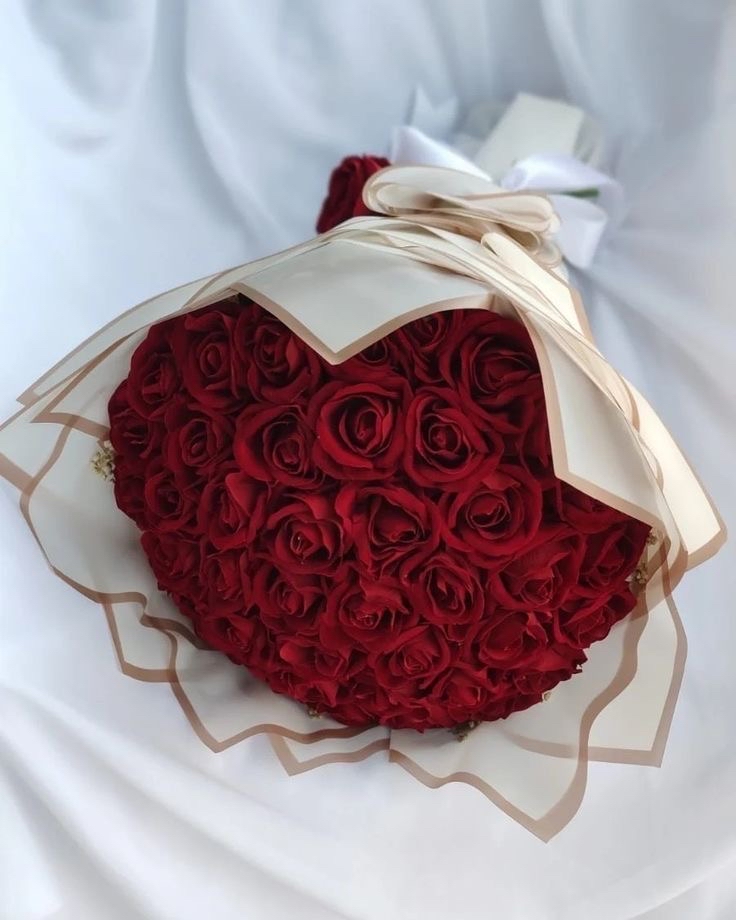 İsteme kırmızı gül buketi ve çikolata 