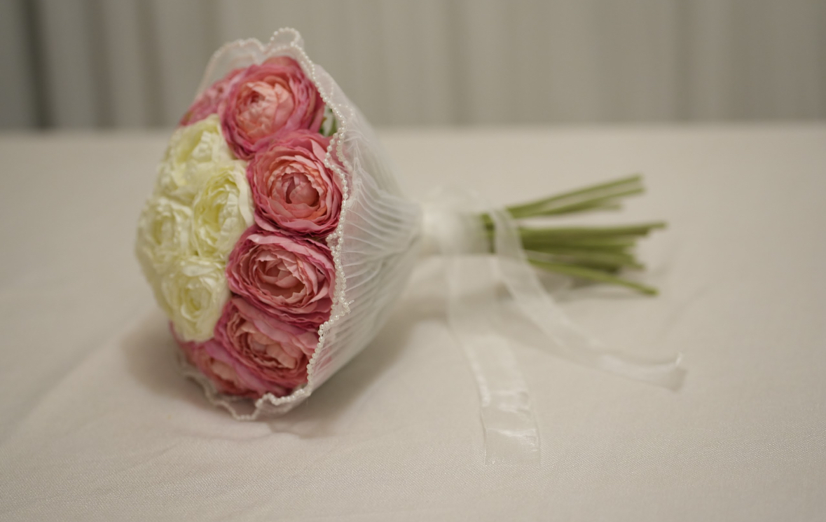 Toz Pembe & Beyaz Marka El Buketi – Premium Yapay Çiçeklerden