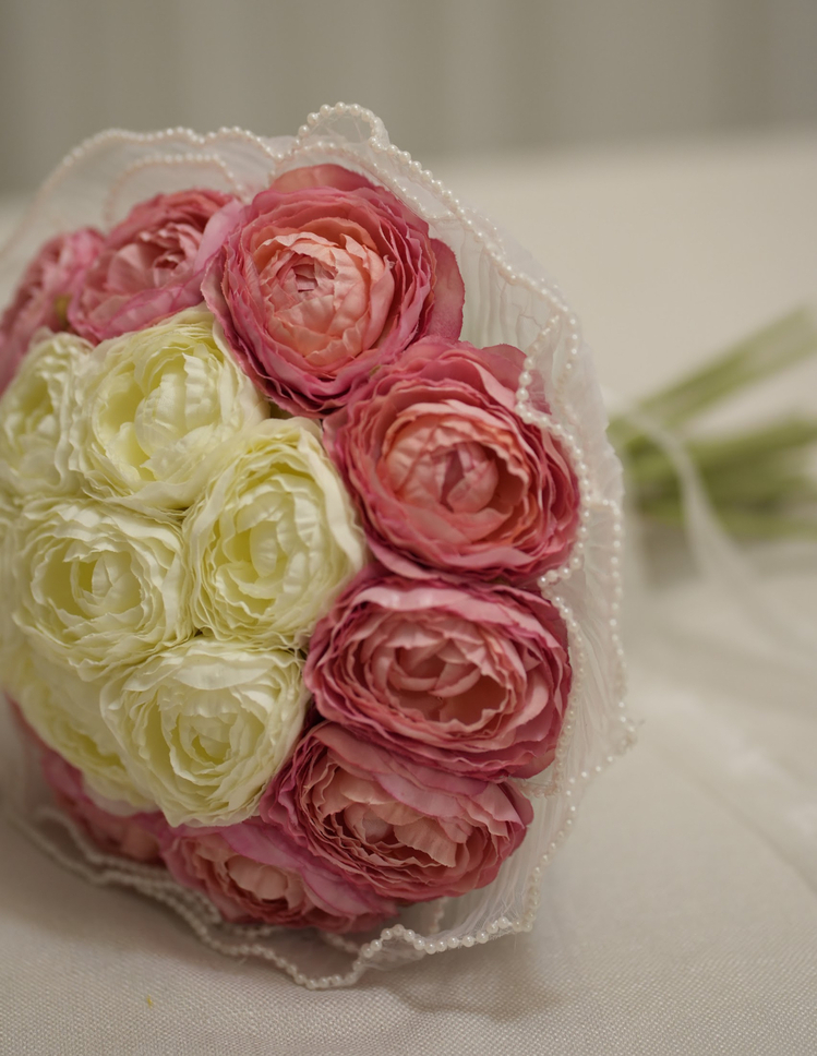 Toz Pembe & Beyaz Marka El Buketi – Premium Yapay Çiçeklerden