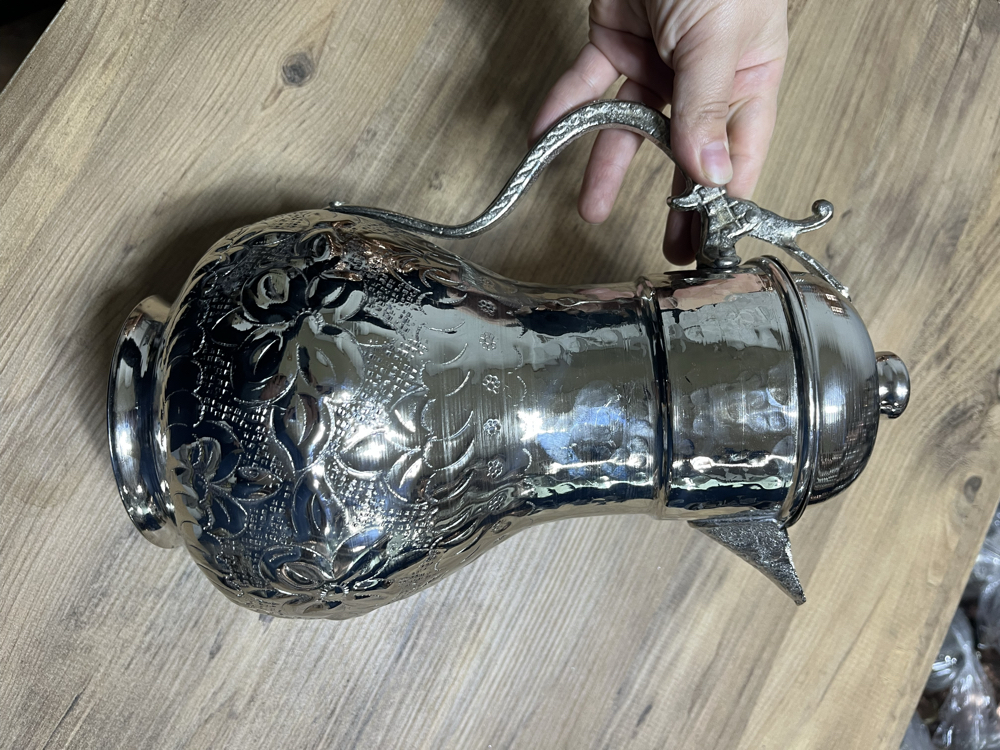 Çiçek Desenli Kapaklı Bakır Sürahi 