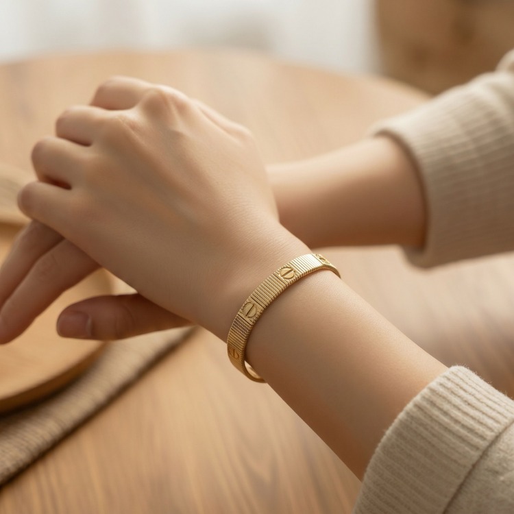 Gold Çelik Vidalı Detaylı Bileklik – Minimal Şık Kadın Bileklik
