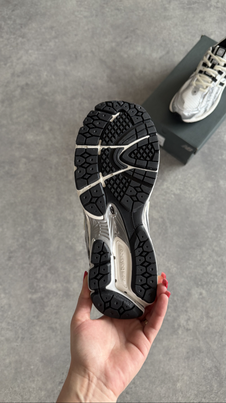 New Balance 1906r “Silver Black”
