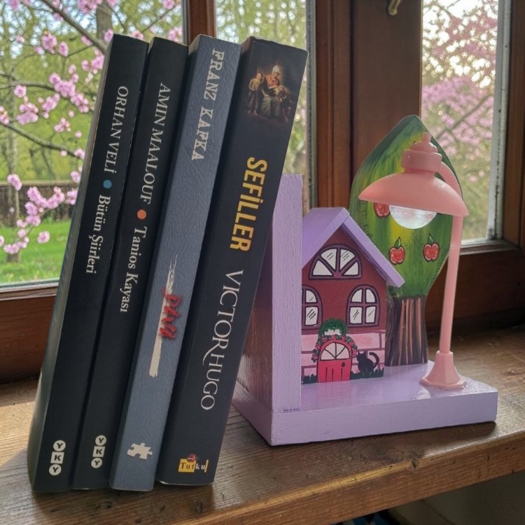 Masif ahşap kitap tutucu