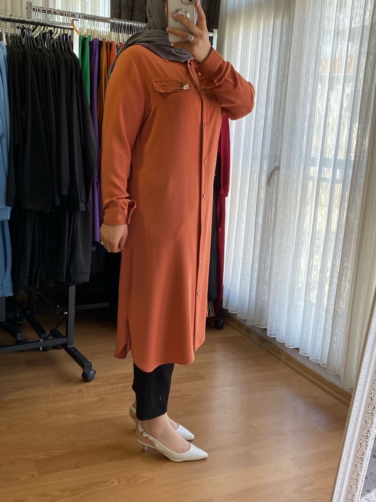 BROŞ DETAYLI GÖMLEK