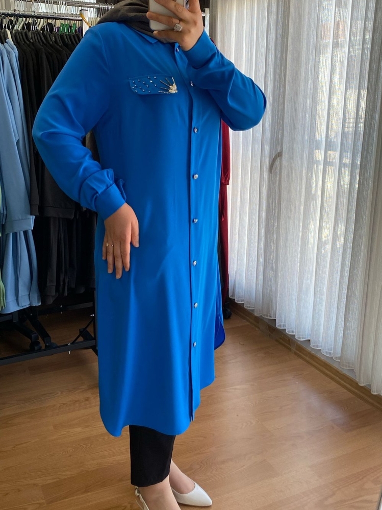 BROŞ DETAYLI GÖMLEK
