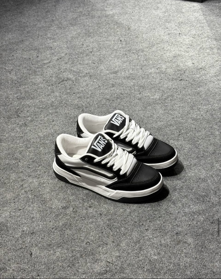 VANS BLACK AND WHITE