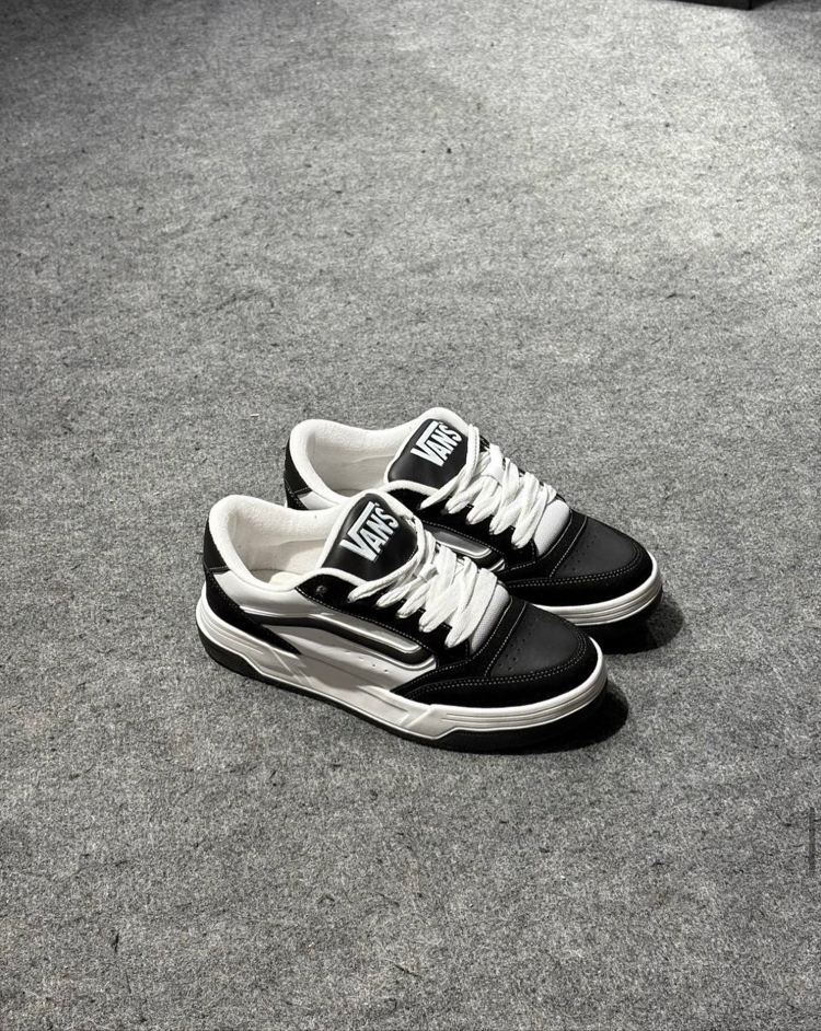 VANS BLACK AND WHITE