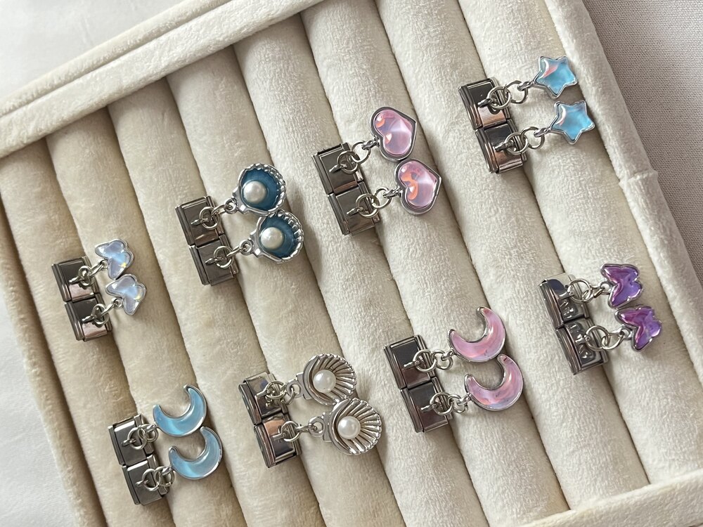 Silver Pembe Ay Charm