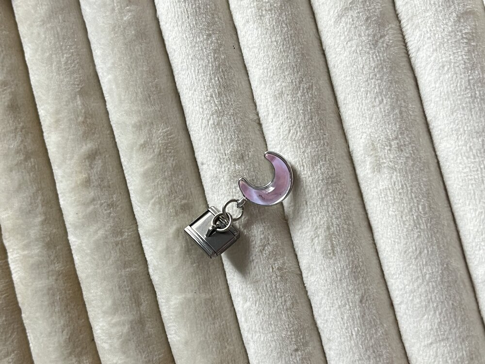 Silver Pembe Ay Charm