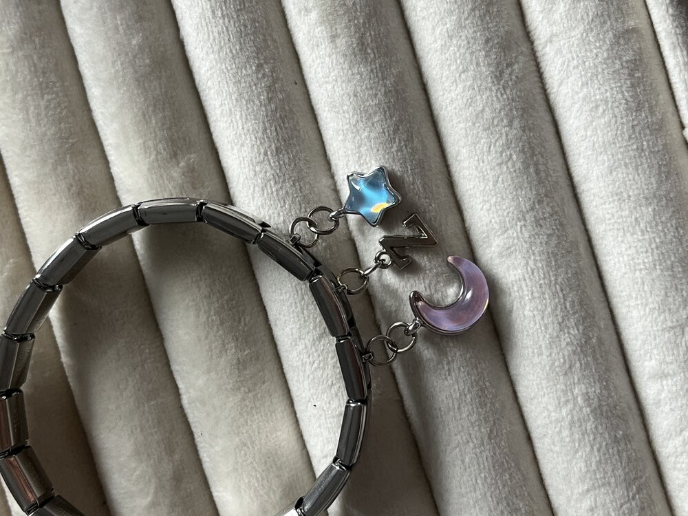 Silver Pembe Ay Charm