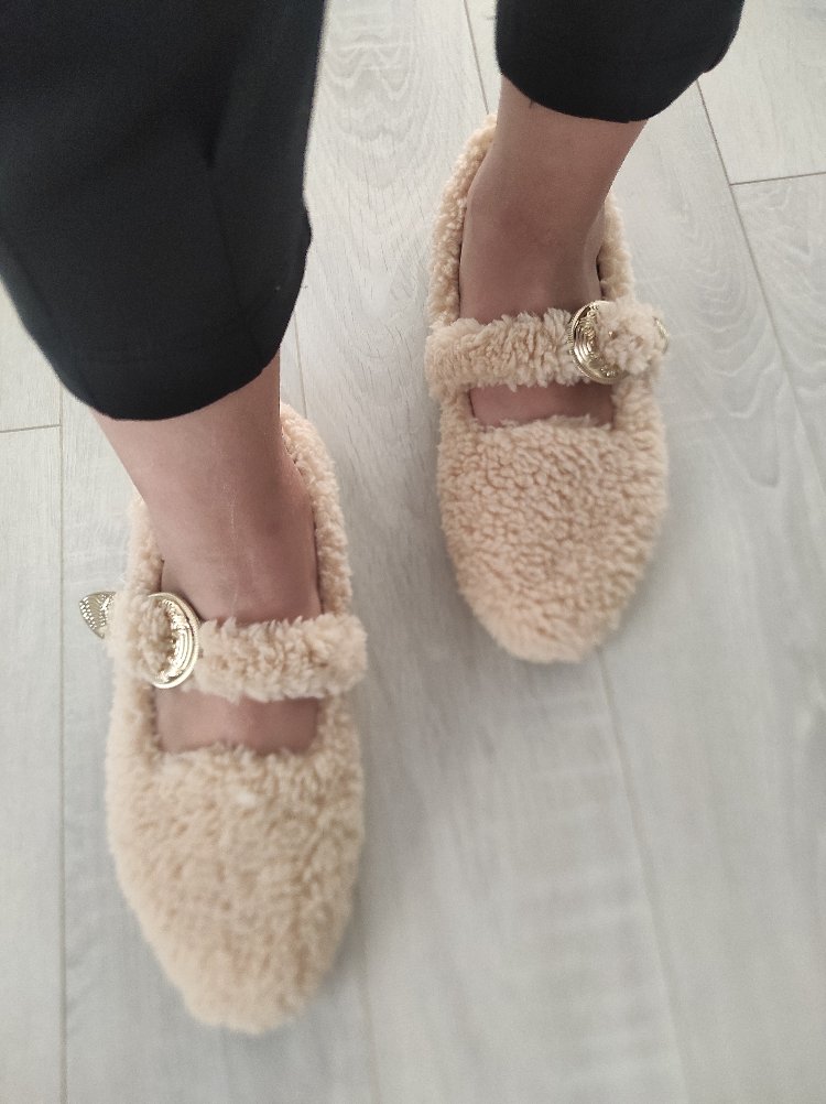 peluş tokalı babet 