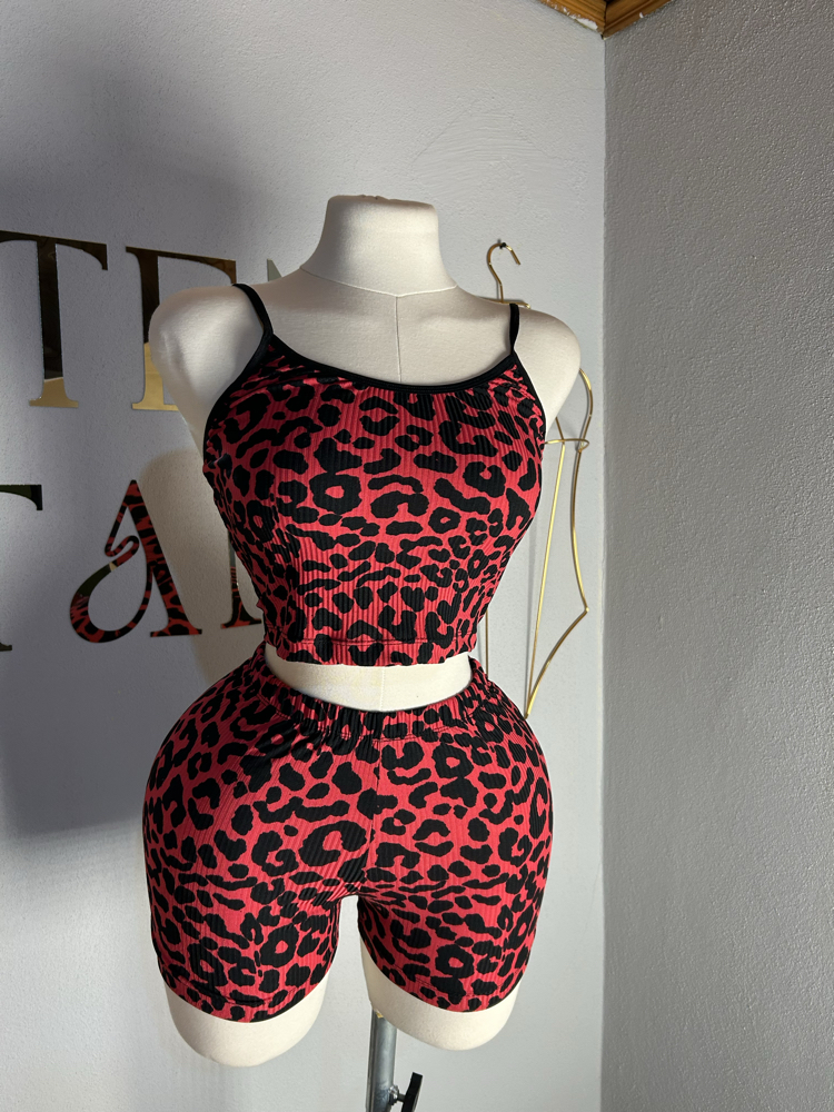 1082 kırmızı leopar şort takım 