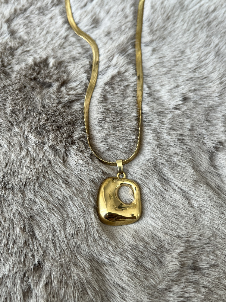 Gold Çelik Modern Kare Figür Kolye