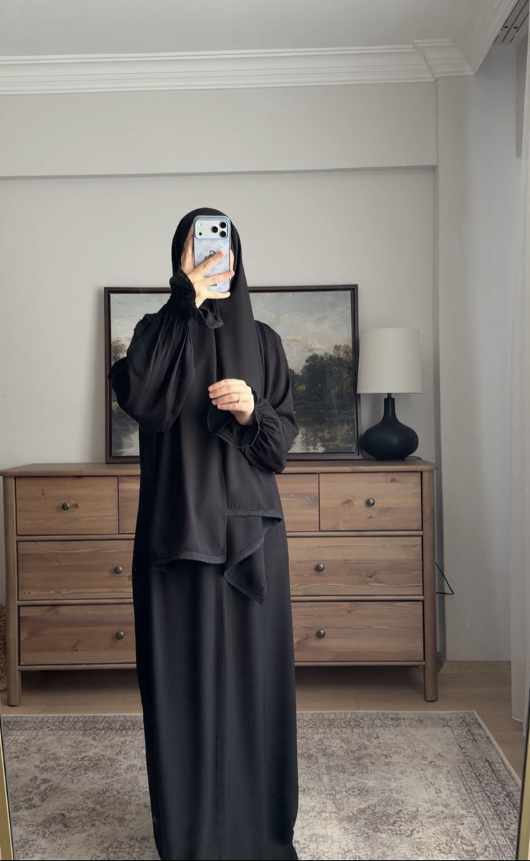 Siyah namaz elbisesi
