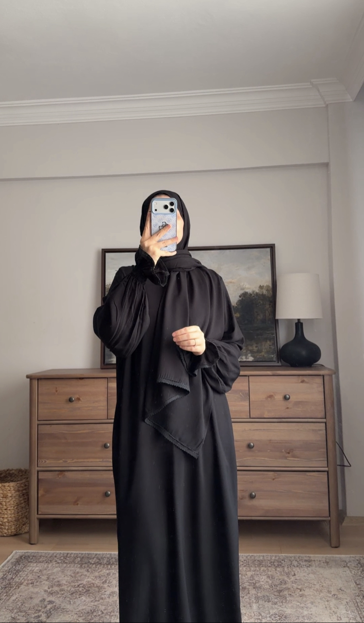 Siyah namaz elbisesi