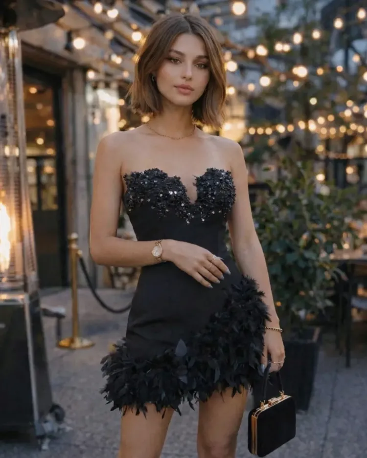 Midnight Blossom – Siyah İşlemeli Tüylü Mini Elbise