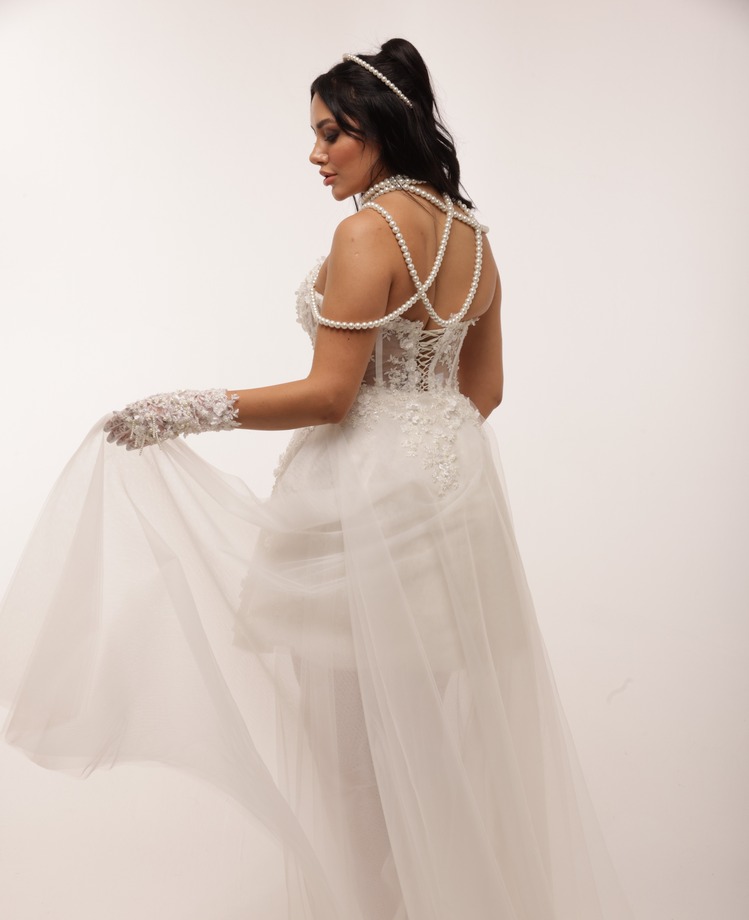 Tyche Bridal – Beyaz Üç Boyutlu Dantel İşlemeli Mini Elbise