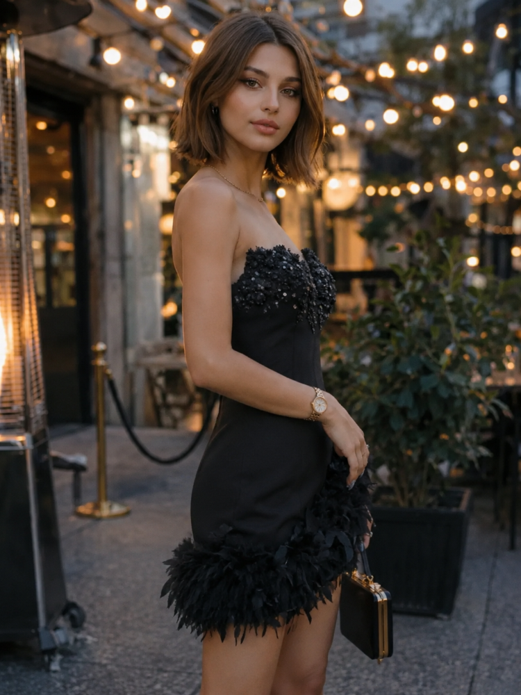 Midnight Blossom – Siyah İşlemeli Tüylü Mini Elbise