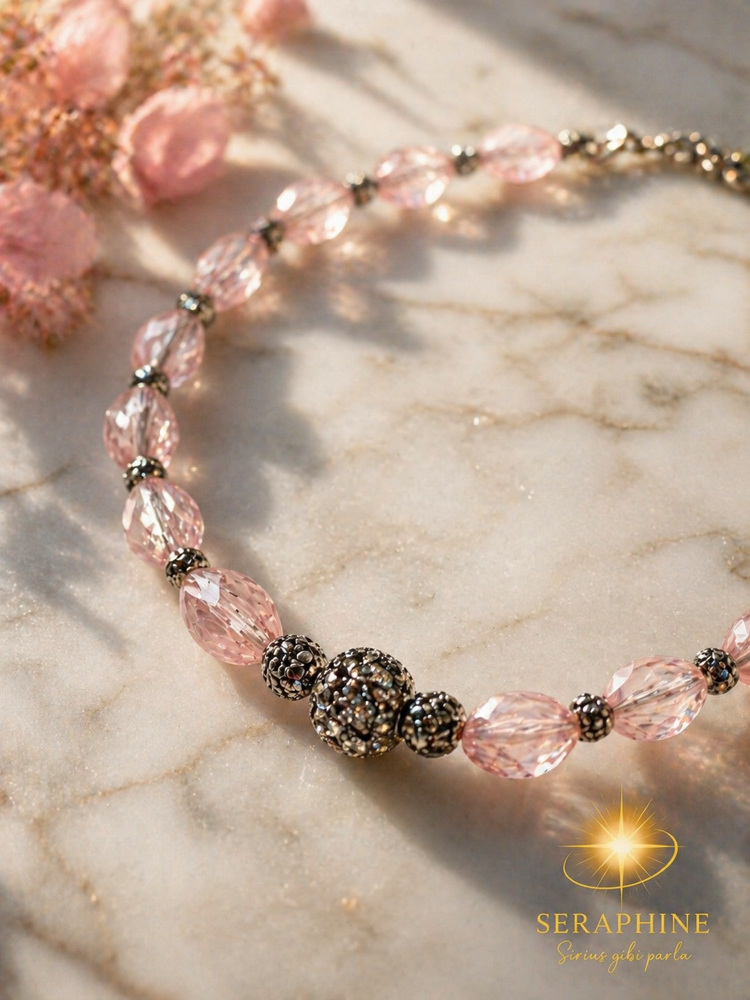 Pembe Parıltı: Siyah Zirkon Detaylı Kristal Kolye