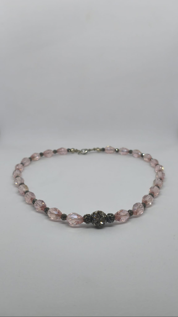 Pembe Parıltı: Siyah Zirkon Detaylı Kristal Kolye