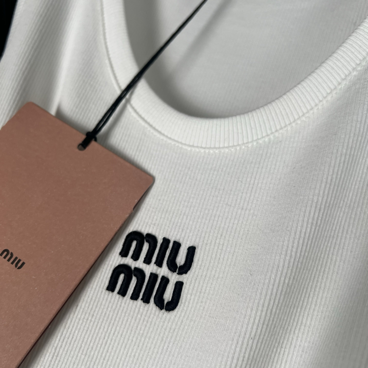 MiuMiu Kadın Atlet