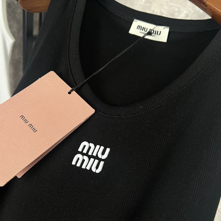 MiuMiu Kadın Atlet