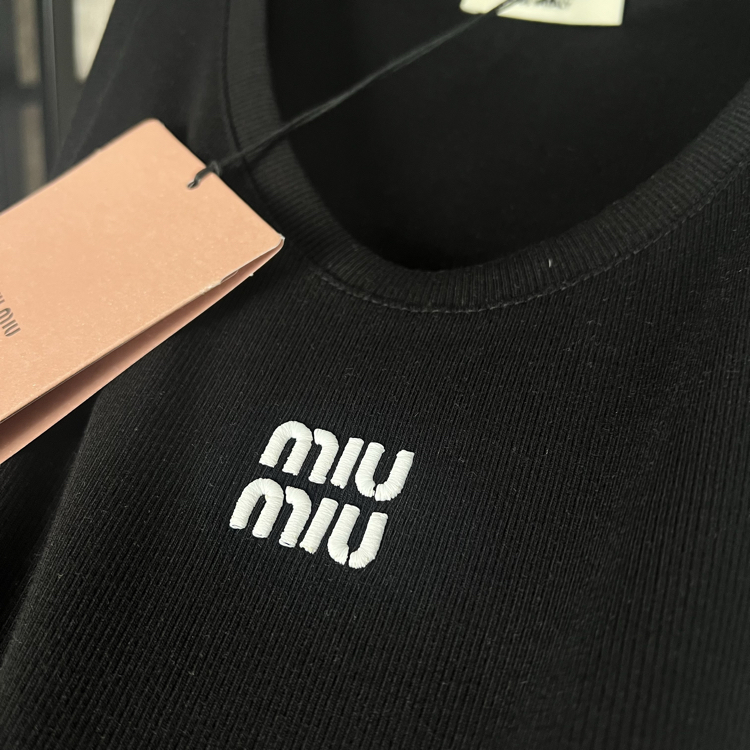 MiuMiu Kadın Atlet