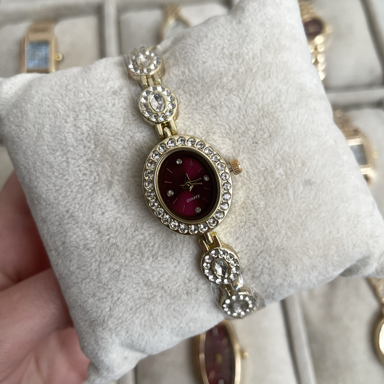 Aria Red Saat