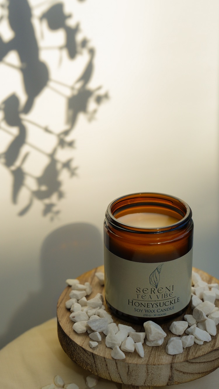 Sereni Tea Vibe Hanımeli Kokulu Mum - %100 Doğal Soya Mumu Amber Kavanoz