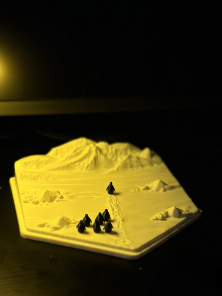 Nihilist Penguen Diorama (15cmx15cm)